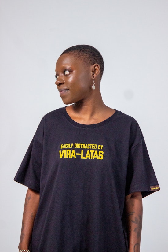 Camiseta Distracted By Vira-Lata