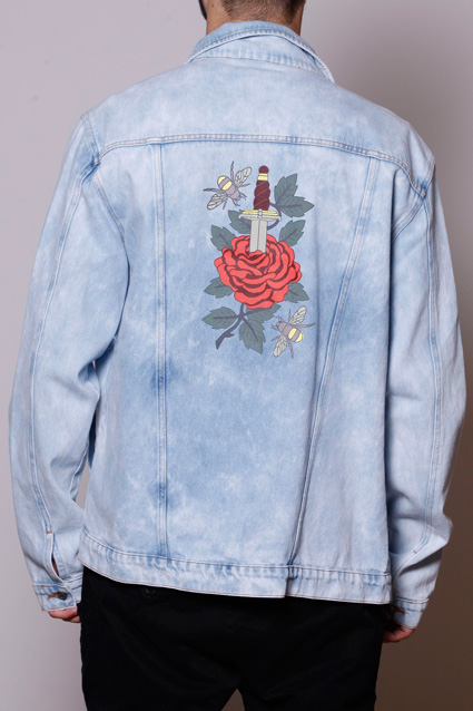 jaqueta jeans com rosas vermelhas